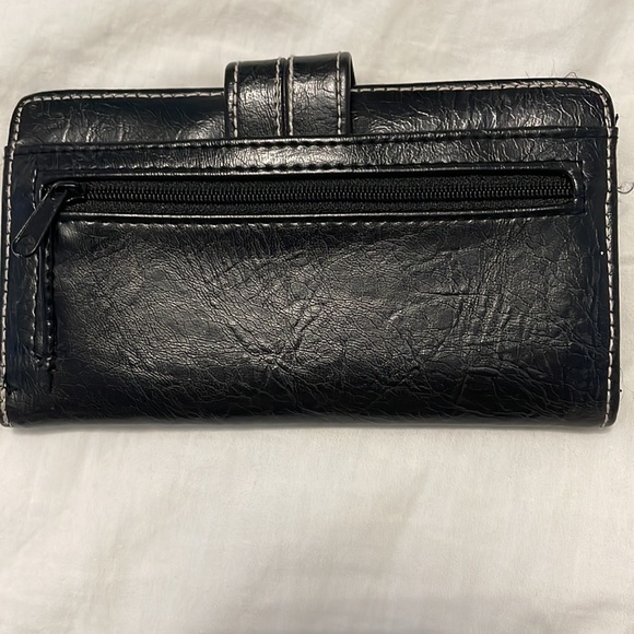 Slightly used Black 5 card holding black wallet - Picture 3 of 3